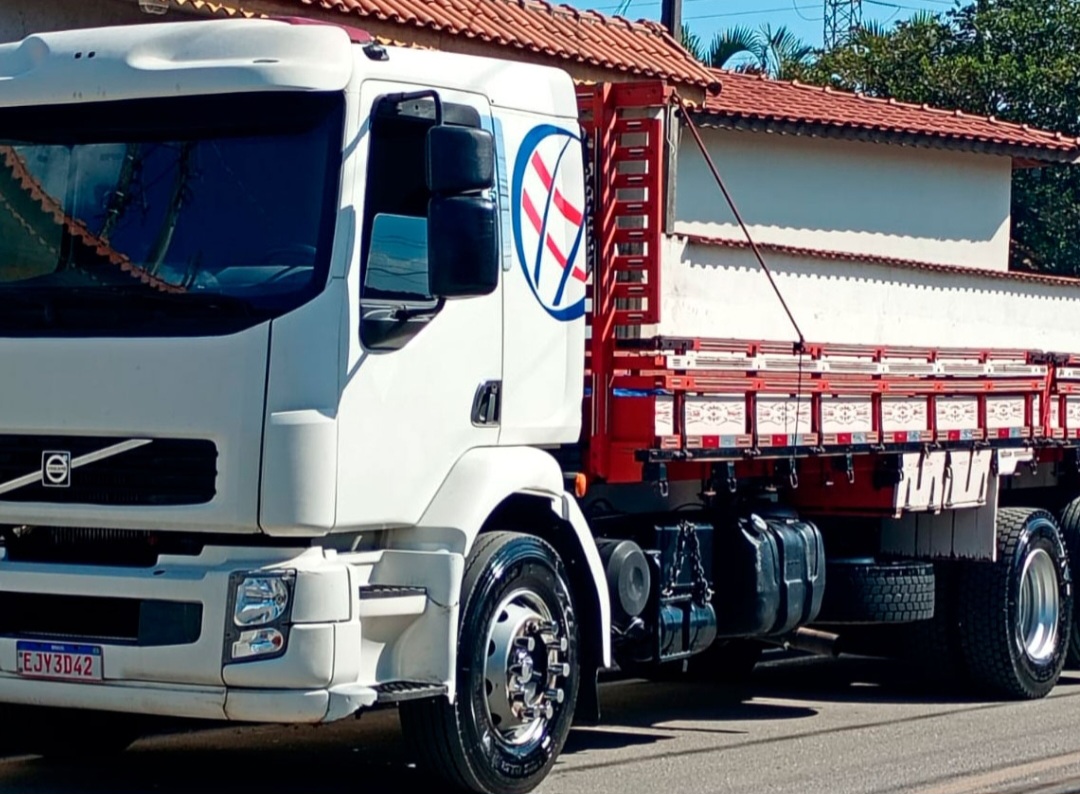 Caminhão Volvo com carroceria aberta apresentado pela NGTransportes e Serviços
